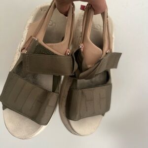 Ugg cloud sandals 8-8.5 size